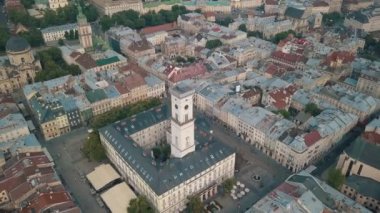 Avrupa şehri Lviv, Ukrayna 'nın insansız hava aracı videosu. Rynok Meydanı, Merkez Belediye Binası, Dominik Kilisesi