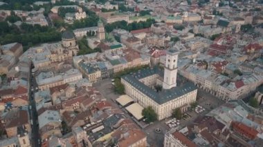 Avrupa şehri Lviv, Ukrayna 'nın insansız hava aracı videosu. Rynok Meydanı, Merkez Belediye Binası, Dominik Kilisesi