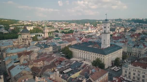 Vídeo aéreo del dron de la ciudad europea de Lviv, Ucrania. Plaza Rynok, Ayuntamiento Central, Iglesia Dominicana — Vídeo de stock