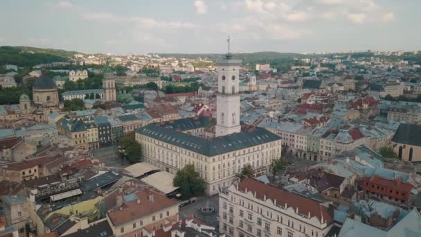 Avrupa şehri Lviv, Ukrayna 'nın insansız hava aracı videosu. Rynok Meydanı, Merkez Belediye Binası, Dominik Kilisesi — Stok video