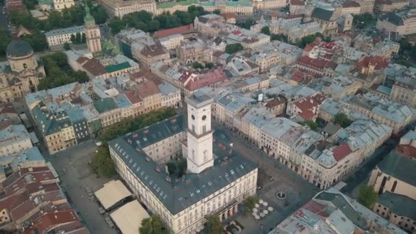 Drohnenvideo der europäischen Stadt Lviv, Ukraine. Rynok-Platz, Zentrales Rathaus, Dominikanische Kirche — Stockvideo