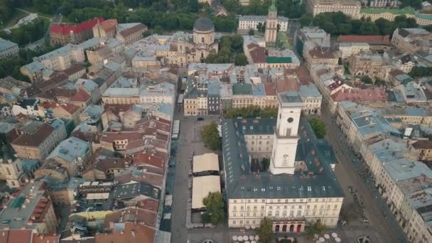 Vídeo aéreo del dron de la ciudad europea de Lviv, Ucrania. Plaza Rynok, Ayuntamiento Central, Iglesia Dominicana — Vídeos de Stock