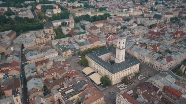 Avrupa şehri Lviv, Ukrayna 'nın insansız hava aracı videosu. Rynok Meydanı, Merkez Belediye Binası, Dominik Kilisesi — Stok video