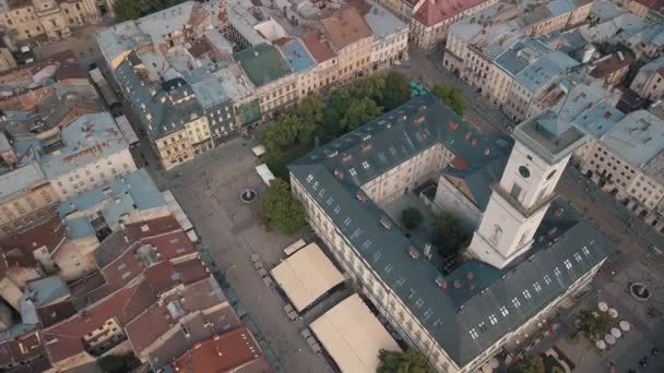 Légi felvétel Lviv európai városáról, Ukrajnáról. Repülés a népszerű ókori városrész felett — Stock videók
