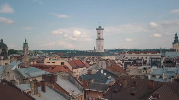 Imágenes aéreas de aviones no tripulados de la ciudad europea de Lviv, Ucrania. Vuelo por encima de la popular parte antigua del casco antiguo — Vídeos de Stock