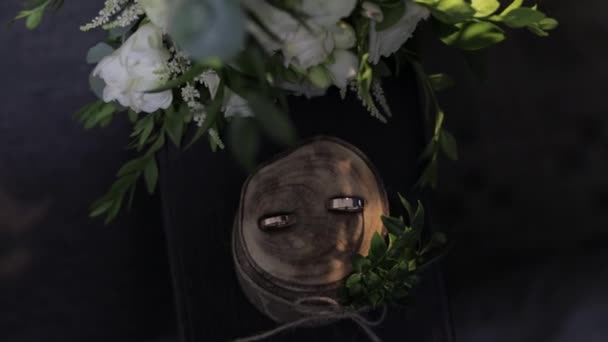 Belles alliances reposent sur un stand en bois avec mariage mariée bouquet — Video