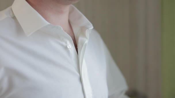 A vőlegény megjavítja a fehér ingét. Esküvő reggel. Üzletember vagyok. Lassú mozgás. Közelről lőtték le. Portré — Stock videók