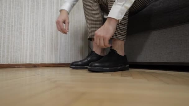 Sposo mettere le scarpe da sposa il giorno del matrimonio. Mani di sposo nuziale — Video Stock