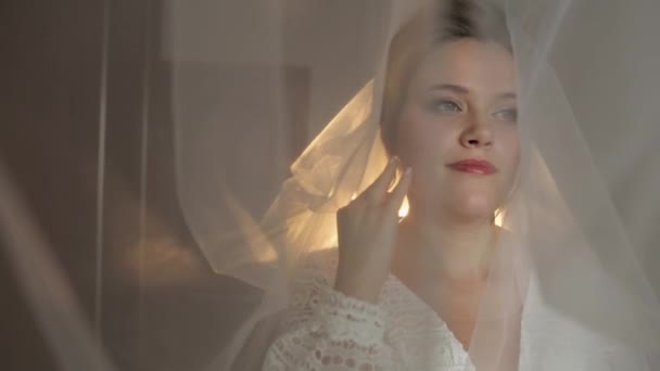 Bellissimo ritratto di sposa sotto il velo. Faccia in primo piano. Una donna bellissima. Matrimonio. Primo piano del viso. — Video Stock