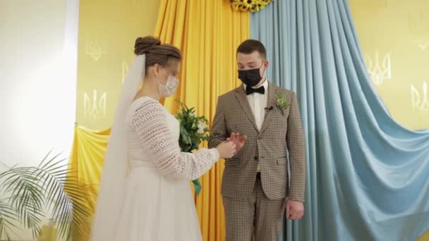 Les jeunes mariés. marié caucasien avec mariée échangeant des anneaux lors de la cérémonie de mariage. Coronavirus covid-19 — Video