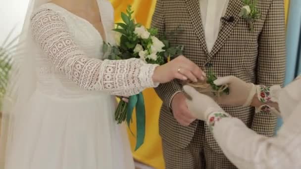 Recém-casados. O noivo caucasiano com a noiva que troca anéis na cerimônia. Casamento. Movimento lento — Vídeo de Stock