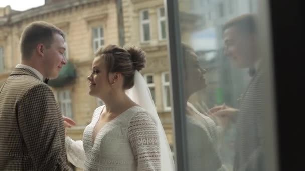 Frisch verheiratet. Kaukasischer Bräutigam mit Braut beim Tanz auf dem Balkon. Hochzeitspaar. Mann und Frau verliebt — Stockvideo