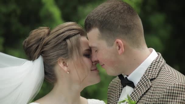 Recém-casados. Noivo caucasiano com noiva beijando no parque. Casamento. Homem e mulher apaixonados — Vídeo de Stock