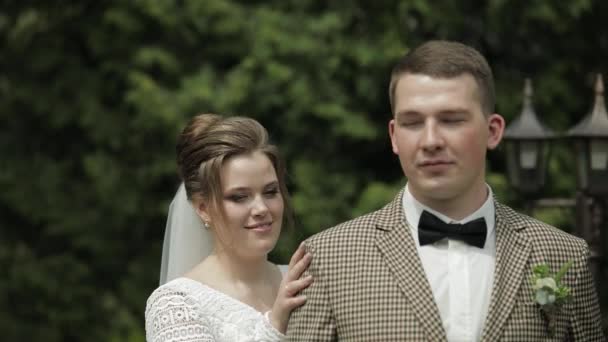 Молодята. Кавказький наречений з нареченою, що йде в парку. Весільна пара. Коханий чоловік і жінка. — стокове відео
