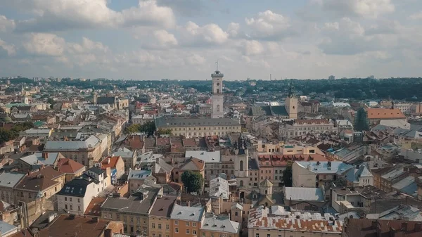 Drone aérien de la ville européenne de Lviv, Ukraine. Vol au-dessus de la vieille ville populaire — Photo