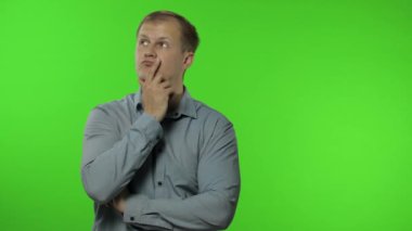 Reklam alanı gösteren bir adam. Şok olmuş görünüyorsun, promosyon metnin için ellerinle işaret ediyorsun, logo