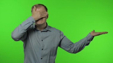 Reklam alanı gösteren bir adam. Şok olmuş görünüyorsun, promosyon metnin için ellerinle işaret ediyorsun, logo