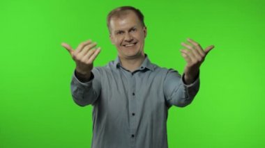 Kollarıma gel, bana katıl. Gülümseyen ve kameraya uzanan adam, sarılacak, kucaklaşacak.