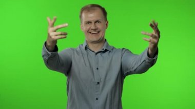 Kollarıma gel, bana katıl. Gülümseyen ve kameraya uzanan adam, sarılacak, kucaklaşacak.