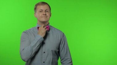 Reklam alanı gösteren bir adam. Şok olmuş görünüyorsun, promosyon metnin için ellerinle işaret ediyorsun, logo