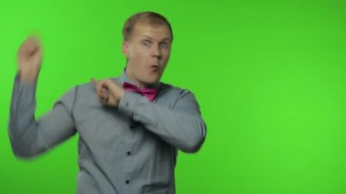 Reklam alanı gösteren bir adam. Şok olmuş görünüyorsun, promosyon metnin için ellerinle işaret ediyorsun, logo