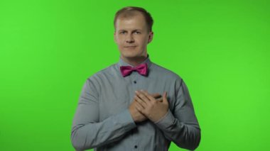 Sevecen bir adam kalpten veriyor, el kol işareti yapıyor. Bedavaya al, nazikçe bak, sevgiyi paylaş.