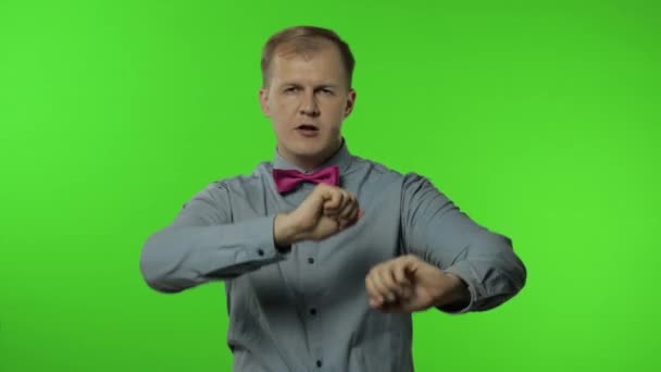 Beau homme en mouvement dans la danse, souriant insouciant, tendances, geste de succès, célébrer. Clé chromatique — Video