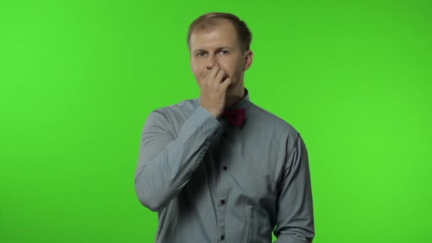 Killen visar loser gest, pekar finger mot kamera, sarkastiskt leende, skyller på misslyckande, förlorat jobb — Stockvideo
