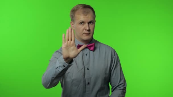 Facet pokazuje przegrany gest, wskazuje palcem na kamerę, sarkastyczny uśmiech, obwinia za porażkę, traci pracę — Wideo stockowe