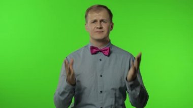 Neden sordunuz? Kızgın adam kızgın bir ifadeyle el kaldırıyor, kavga ediyor, çatışma nedenini soruyor.