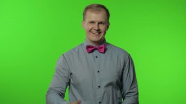 Adam tokalaşıyor, nazik bir gülümsemeyle selamlıyor, dayanışma gösteriyor, güven konsepti oluşturuyor.