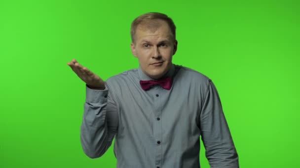 You are crazy, out of mind. Annoyed man pointing at camera and showing stupid gesture, blaming idiot — Stock Video