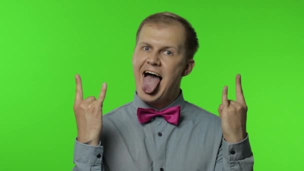 Mann mit ausgestreckter Zunge, Rock "n" Roll-Handgeste, Punk-Zeichen, siegeshungrig, verrückter Erfolg — Stockvideo