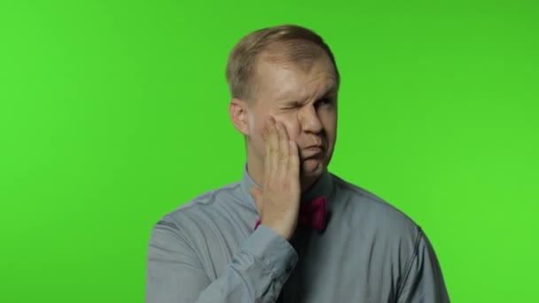 Komische man die een dom gezicht trekt met opgeblazen wangen, idiote uitdrukking, grimas, rotzooien — Stockvideo