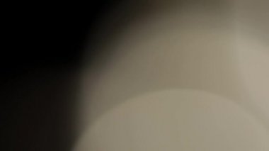 Işık sızıntısı 4K görüntüsü. Lens parlaklığı bokeh örtüleri, yanan alev arka planı. Flaş ışınları etkisi