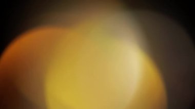 Işık sızıntısı 4K görüntüsü. Lens parlaklığı bokeh örtüleri, yanan alev arka planı. Flaş ışınları etkisi