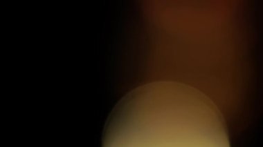 Işık sızıntısı 4K görüntüsü. Lens parlaklığı bokeh örtüleri, yanan alev arka planı. Flaş ışınları etkisi