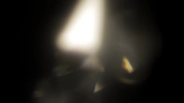 Çok renkli ışık siyah arkaplanda 4K görüntü sızdırıyor. Görüntüler, dönüşümler. Bokeh etkisi