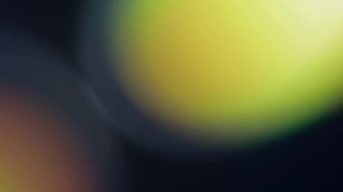 Çok renkli ışık siyah arkaplanda 4K görüntü sızdırıyor. Görüntüler, dönüşümler. Bokeh etkisi