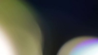 Işık sızıntısı 4K görüntüsü. Lens parlaklığı bokeh örtüleri, yanan alev arka planı. Flaş ışınları etkisi