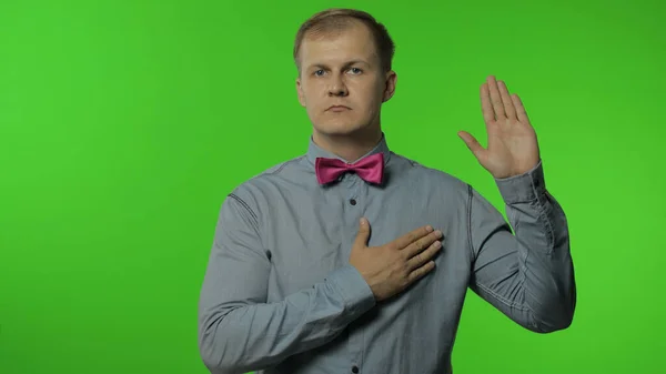 Te lo juro. Hombre honesto preocupado levantando la mano, tocando el pecho, haciendo una promesa sincera, jurando — Foto de Stock