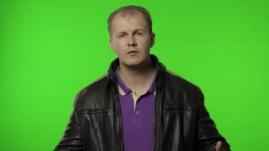 Rockçı adam abone olmak istiyor, kontrol etmeye çalışıyor, parmakları aşağıda tutuyor. Krom anahtar arkaplanı
