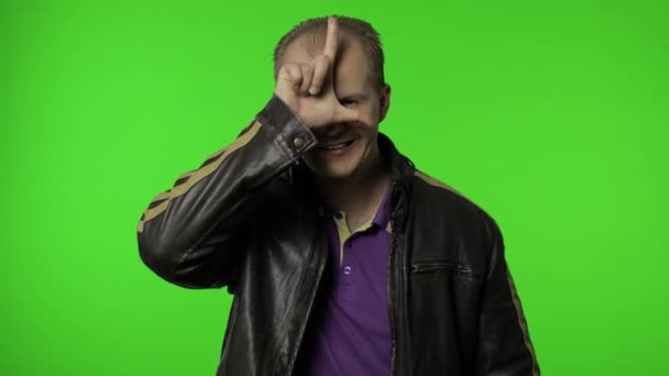 Man met verliezer gebaar, wijzende vinger naar camera, sarcastische glimlach, schuld voor mislukking, verloren baan — Stockvideo