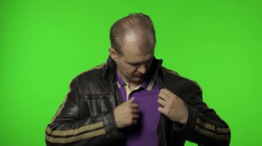 Acımasız rockçı adam ceketinden kalp jesti çıkarıyor ve romantik duygular gösteriyor.