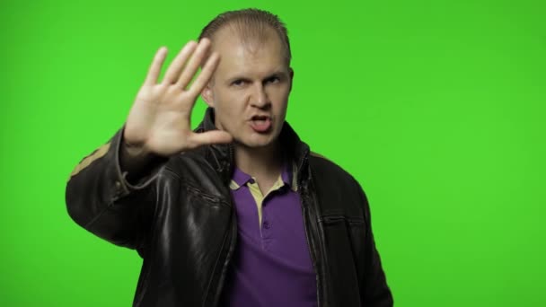 Człowiek rocker pokazuje stop gestem z rąk. Nie, nigdy, niechęć i odrzucenie znaku. Klucz chromowy — Wideo stockowe