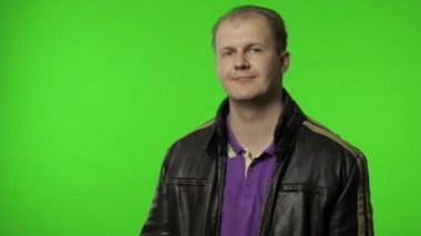 Sallanan adam el sallıyor ve emirleri dinliyormuş gibi yapıyor. Krom anahtar arka planında erkek motorcu