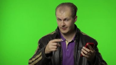 Adam ondan para kazanmak için onu aramasını istiyor, cep telefonuyla konuşuyor, gururlu, online mesafesinde çalışıyor.