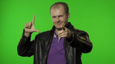 Ezik jest yapan, kamerayı işaret eden alaycı gülümseme, başarısızlığın suçlusu, işini kaybeden adam.