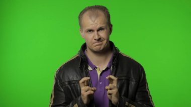 Umut dolu rockçı adam şans diliyor, şans diliyor, kazanıyor.