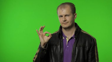 İyi niyet gösteren, iyimser bir gülümsemeyle gülümseyen, göz kırpan, tamam onay işareti